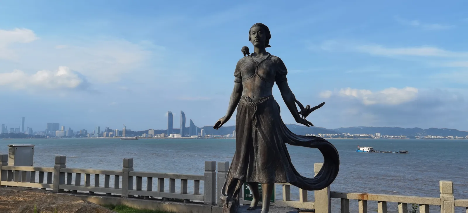 环岛路 — 水手礼与双子塔