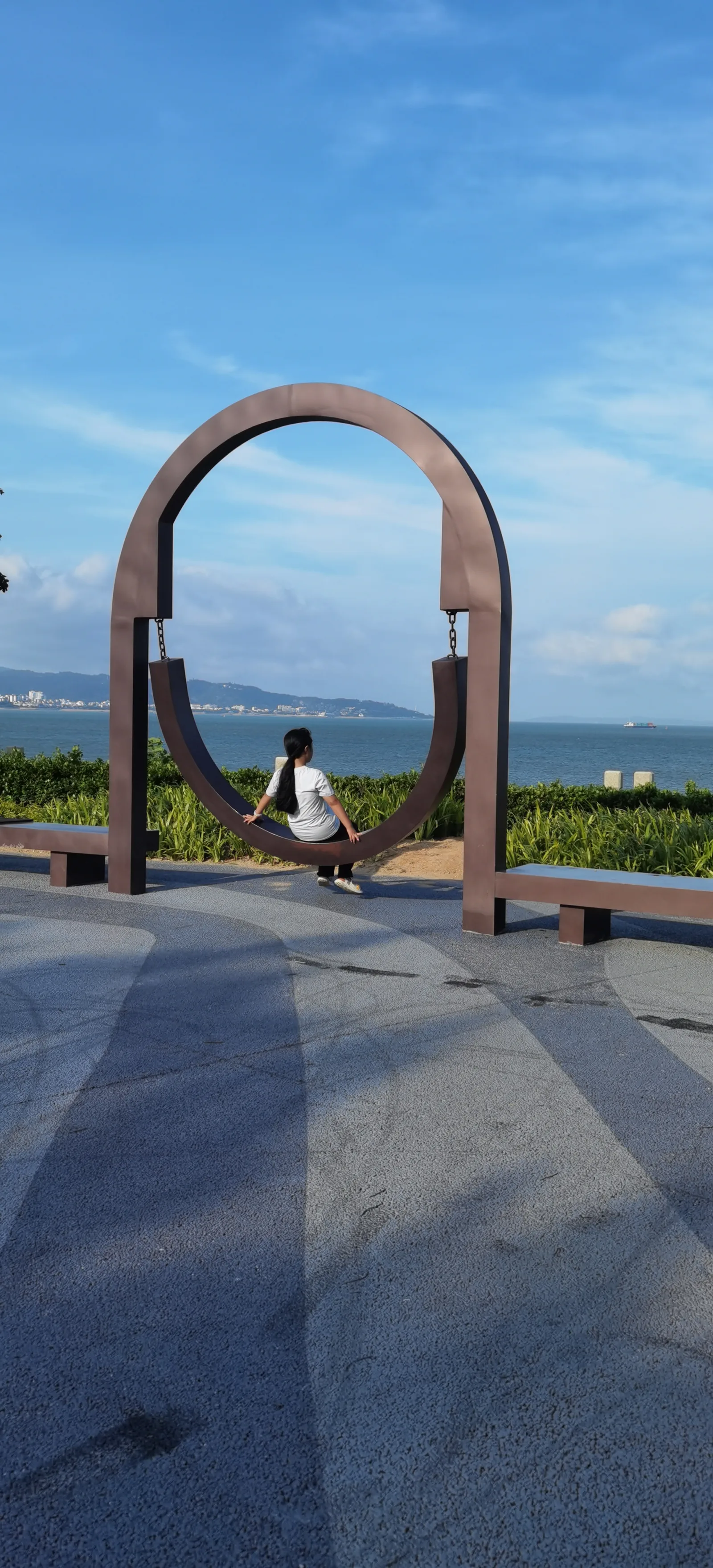 厦门海岸边的秋千栈道