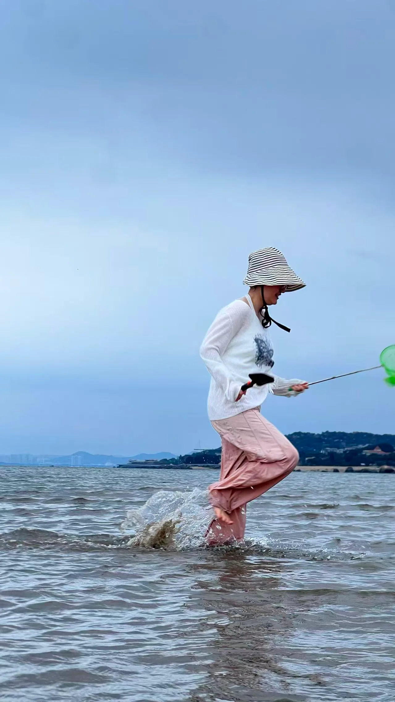 退潮赶海捞网
