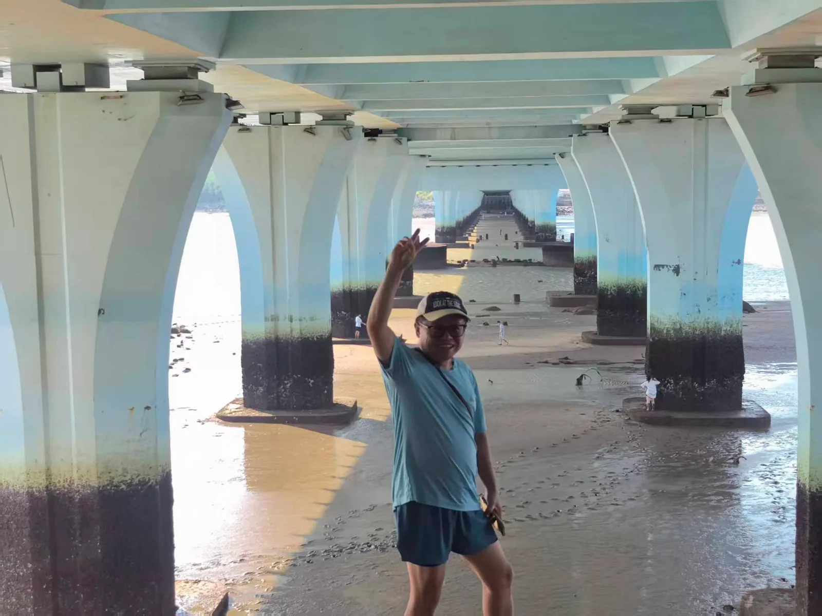 海桥下的沙滩探险