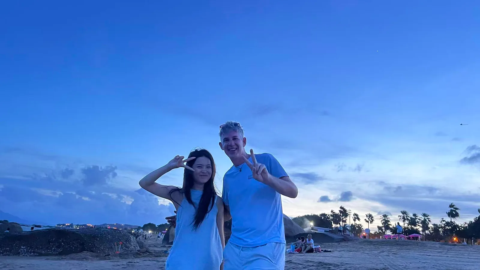 海滩暮色与新朋友