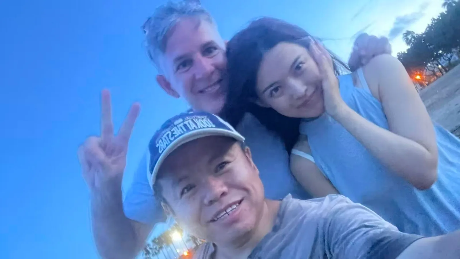 蓝调时刻的庭院欢笑